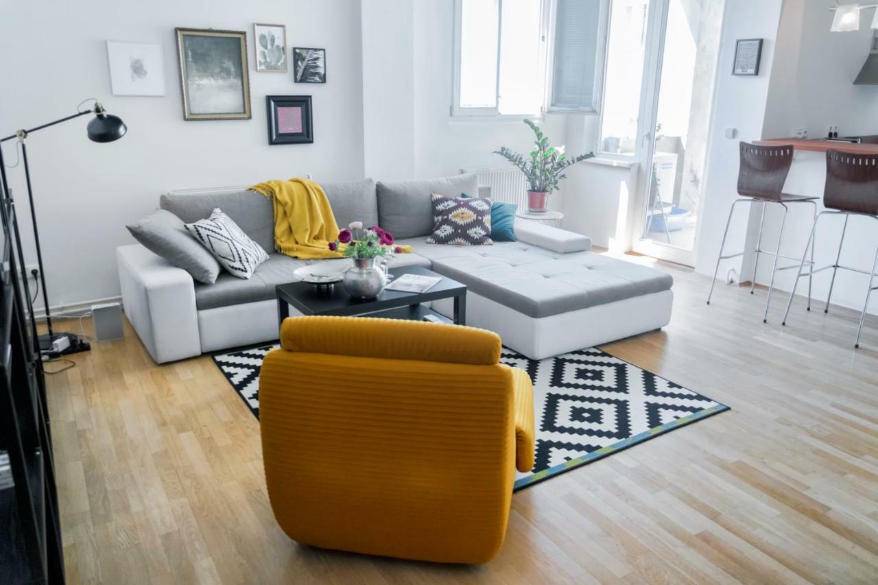 Pollock Apartment In Old Town Братислава Екстер'єр фото
