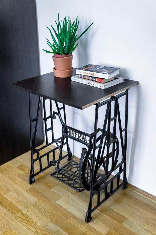 Pollock Apartment In Old Town Братислава Екстер'єр фото