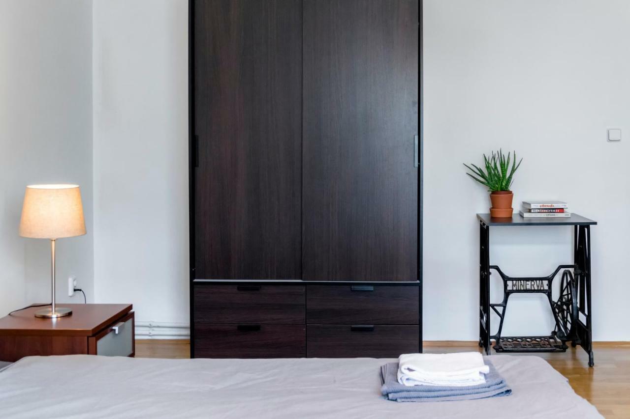 Pollock Apartment In Old Town Братислава Екстер'єр фото