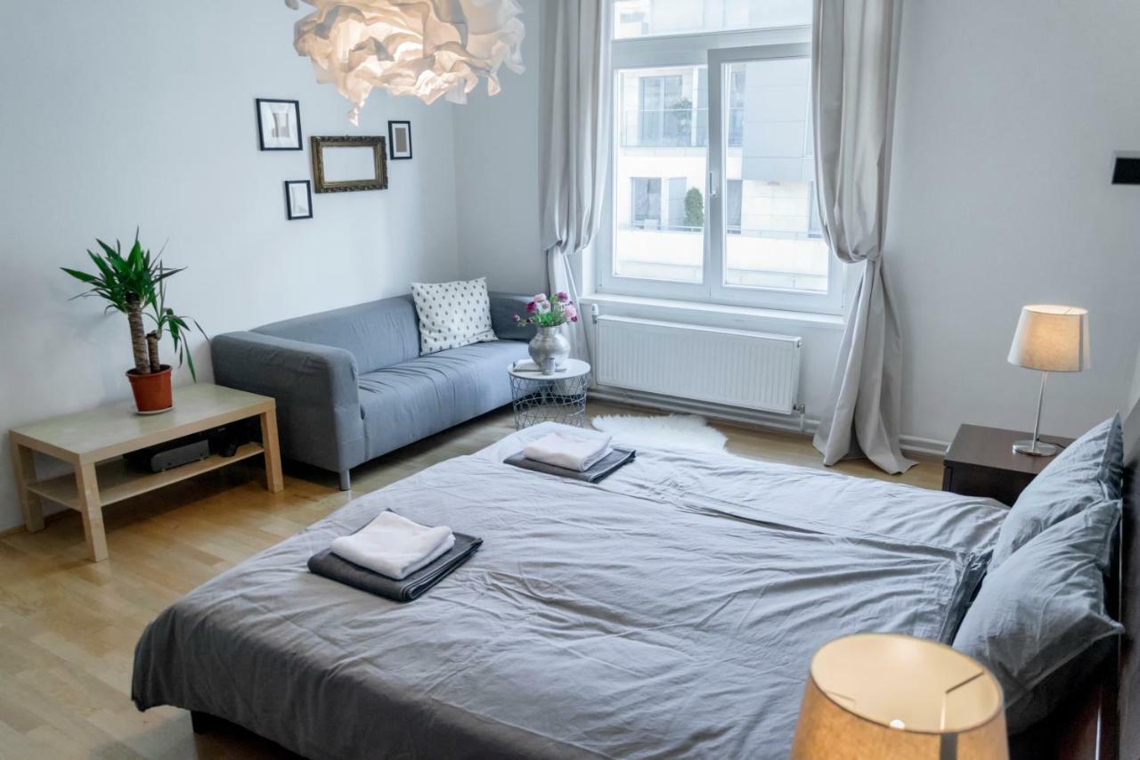 Pollock Apartment In Old Town Братислава Екстер'єр фото