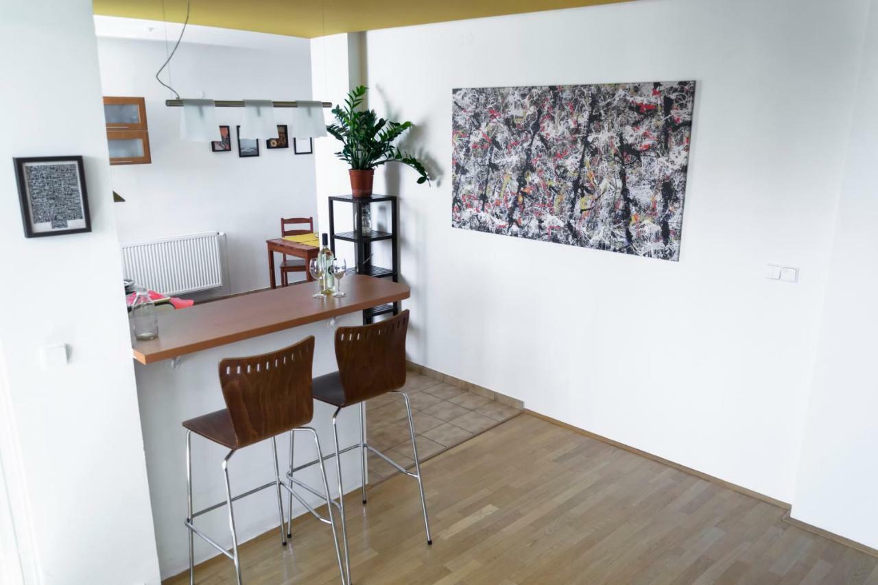 Pollock Apartment In Old Town Братислава Екстер'єр фото