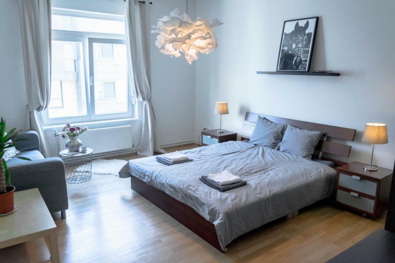 Pollock Apartment In Old Town Братислава Екстер'єр фото